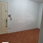 Apartamento de 02 dormitórios,   em ótimo estado de conservação, reformado, no Rubem Berta, arejado, ensolarado, entrar e morar.&lt;BR&gt;Imóvel não possui escritura, contrato de compra e venda, somen