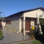 Casa térrea, ampla com 3 dormitórios, 2 cozinhas , sala 2 ambientes, 2 banheiros, &lt;BR&gt;área de serviço.  Junto a  cozinha garagem com fogão campeiro e churrasqueira mais uma peça junto pra guarda