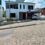 Casa estilo sobrado com 03 quartos, sendo uma suíte com 2 sacadas, ótima posição solar com ventilação cruzada, possuí grande área com churrasqueira e pátio com árvores frutíferas. Protegida por sistem