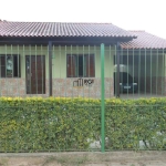 Casa 2 dormitórios, 1 sala, 1 cozinha, mais 1 ampla área fechada com churrasqueira e área de serviço, 2 vaga de garagem coberta + 2 vagas descobertas. gradil na frente da casa, portão automatizado. tr