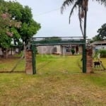 Casa tipo sítio em Itapuã, 2 suíte, 1 ampla sala com lareira, cozinha, 2 banheiros, área de serviço, uma varanda na frente da casa, nos fundos uma edicula com banheiro, 1 salão de festa com churrasque