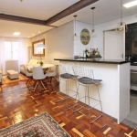 Ótimo apartamento no Petrópolis, com 70m² privativos, térreo com pátio, semi mobiliado, reformado, de 1 dormitório e vaga. Possui living amplo com sala de estar e sala de jantar com lareira, 1 dormitó