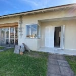 Casa em condominio aberto  de alvearia localizada em Capão Novo . Possue 2 dorm com 1 banheiro , sala de estar e cozinha conceio aberto . Churrasqueira  na cozinha . Segurança 24 horas