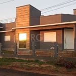 Casa recentemente reformada , alto padrão  semi-mobiliada , possue 3 dormitórios com 1 suite , cozinha  com conceito aberto, gesso rebaixado , sala de jantar  e sala de estar  conjugadas , banheiro so