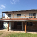 Vende-se terreno com casa no pátio. Casa de 3 dormitórios, banheiro, 6 vagas de garagem. Terreno amplo, com bastante espaço. &lt;BR&gt;Aceita propostas.