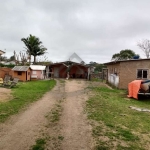 Vende casa térrea muito boa de 2 dormitórios muito amplos, sala, cozinha grande, área de serviço, lavanderia, banheiro e um grande pátio que te proporciona inúmeras possibilidades, no pátio possui uma