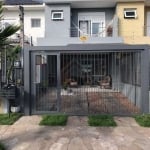 Belo sobrado com 3 dormitórios, sendo uma suíte com sacada, amplo living, sala de estar, cozinha, vaga de garagem para 2 carros, fundos com piscina e churrasqueira. Bem localizado, próximo ao Zaffari 