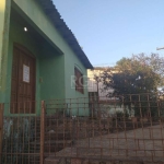 Terreno bastante amplo com 2 casas, espaço para carro, pátio amplo e área dos fundos, uma casa com 3 dormitórios e a outra com 2, cada uma com 1 banheiro. Agende já sua visita!