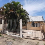 Vende-se excelente casa térrea com 3 dormitórios amplos (1 suíte), lareira, cozinha com armários integrada a sala, ampla área de serviço e pátio privativo nos fundos com quiosque e churrasqueira, 2 ba