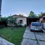 Vende excelente casa térrea de 2 dormitórios, sala, cozinha, banheiro, área de serviço, garagem coberta fundos e laterais toda murada, amplo pátio na frente e nos fundos, inúmeras possibilidades. Exce