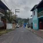 Vende ótima casa térrea com 2 dormitório, sala de estar e sala de jantar, cozinha estilo americana, banheiro, área de serviço com lavanderia, pátio e vaga de garagem coberta! Terreno todo morado e gra