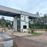 Linda Casa de esquina, desocupada, estilo sítio, no bairro São Lucas no condomínio Cantegril em Viamão. Imóvel composto de 2 dormitórios, sendo 1 suíte, living, lareira, churrasqueira, cozinha, fogão 