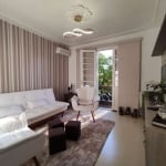 Apartamento 2 dormitórios com 2 sacadas no bairro Petrópolis!&lt;BR&gt;&lt;BR&gt;Reformado, living com sacada, ampla cozinha, área de serviço, um dos dormitórios com sacada. De frente, 2 lances de esc