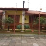 Linda casa em bairro tranquilo. Conta com 3 dormitórios um deles com mezanino para escritório, closet, sala com 2 ambientes, garagem coberta para 2 carros, jardim de inverno, piscina com quiosque, ban