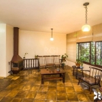 Casa com 4 dormitórios no Bairro Menino Deus em Porto Alegre. Deseja viver no conforto de uma casa com pátio dependência de empregada, peças com sol da manha e da tarde, ampla. Localizada no bairro Me