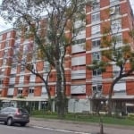 Apartamento com três dormitórios - originalmente 2 dormitórios com amplo living e sala de jantar, hoje sala de estar ou 3º dormitório - com dependência de empregada completa, andar alto, frente a fund