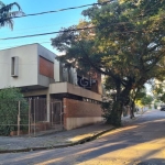 Casa residencial, podendo ser comercial, excelente projeto no coração de Petrópolis. Pátio com piscina, paisagismo e bar, 5 dormitórios, sendo 4 suítes com closet. Garagem coberta para 2 carros. Piso 