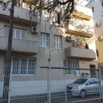 Apartamento térreo de três dormitórios, suíte e uma vaga de garagem no bairro Rio Branco em Porto Alegre. &lt;BR&gt;Living para dois ambientes, banheiro social, cozinha e área de serviço.&lt;BR&gt;Edi