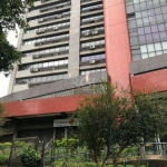 Belíssima sala comercial com piso laminado e piso frio no banheiro, localizada em ótimo ponto do bairro Petrópolis. A sala está localizada no oitavo andar, é clara e iluminada, tem excelente orientaçã