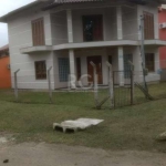 Casa de alvenaria composta de dois pavimentos, três quartos, sala de jantar, cozinha, três banheiros...