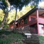 Sitio com 3 dormitórios, sendo 2 suítes, casa ampla, com linda vista para o Guaíba.&lt;BR&gt;Lugar calmo, mata nativa, amplo terreno.