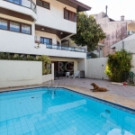 Casa no bairro Petrópolis | 4 dormitórios, sendo 2 suítes (uma suíte com closet e sacada) | 4 vagas de garagem | Salão de festas | Piscina&lt;BR&gt;&lt;BR&gt;Charmosa casa no bairro Petrópolis com cer