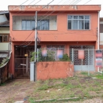 Casa residencial com 03 dormitórios, sendo 02 suítes amplas, gabinete, cozinha, área de serviço, 02 vagas, pátio, área fechada com fogão a lenha, 220m² de área privativa, localizada no bairro Glória, 