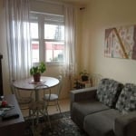 Apartamento de 2 dormitórios, banheiro mobiliado . Condomínio possui salão de festa, &lt;BR&gt;quadra de esportes, play, portaria  24 h e vaga rotativa.  &lt;BR&gt;Fica em excelente localização, próxi