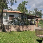 Casas  de alvenaria construídas, sendo a casa principal  dois dormitórios, sala ,cozinha, banheiro, ar condicionado e garagem para dois carros, e a  casa secundaria com varanda, três dormitórios, banh