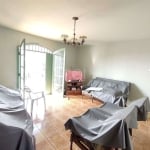 Prédio na parte superior  um apartamento de 2 dormitórios , suíte,  cozinha, banho social, sacada na frente e nos fundos e vaga de garagem para 3 carros. &lt;BR&gt;Possui na parte térrea 3 lojas com 3