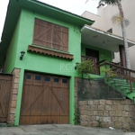 Ótima Casa com 03 dormitórios, 02 banheiros, no bairro  Nonoai, pode ser comercial, com rampa lateral atendendo a cadeirante. Sala estar, sala jantar, salão festas com lavabo e churrasqueira. Ampla co