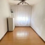 Amplo apartamento térreo no Bairro Vila Ipiranga; 01  quarto com ar condicionado e ventilador de teto, sala com ar condicionado e ventilador de teto, cozinha com armários e área de serviço. &lt;BR&gt;