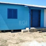 Terreno de 10 x 30 com duas casas pré fabricadas e com cerca dividindo uma da outra, perfeito para investidor, localizada atrás do Mercado Asun da Restinga. Região que mais cresce na Zona Sul de POA. 