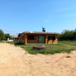 Casa com 3 dormitórios, sala, cozinha, banheiro social, uma bela área com churrasqueira, lindo e amplo terreno plano de 775 metros quadrados.&lt;BR&gt;Cliente estuda troca por imóvel de menor valor e 