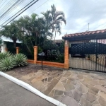 Excelente casa térrea  com dois Quartos, Possibilidade de uma suíte, Sala ,Cozinha, Banheiro com box vidro, Sala de Estar com Lareira, Varanda em frente, Edícula nos fundos Estilo Campeiro ,Dois Pergo