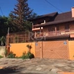 Linda casa de alto padrão, semi-mobiliada, situada na Rua Joinville, no Bairro Ouro Branco,  com dois pavimentos, mezanino, três quartos, uma suíte com banheira de hidromassagem, com closet.  Cozinha 