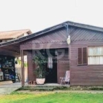 Casa com 2 dormitórios em terreno 10x30 - Vila Nova - Porto Alegre&lt;BR&gt;Casa de madeira de 52 m², 2 dormitórios, living e cozinha integrados, grande área coberta para garagem em terreno plano, gra