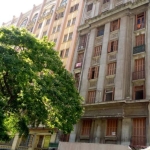 APARTAMENTO 3 DORMITÓRIOS NO BAIRRO: CENTRO DE PORTO ALEGRE:&lt;BR&gt;Apartamento com 3  dormitórios com possibilidades para de 4 dormitórios, living, cozinha, 2 banheiros, pé direito alto, arejado, v