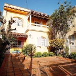 CASA DE 3 DORMITÓRIOS NO BAIRRO: MEDIANEIRA EM PORTO ALEGRE:&lt;BR&gt;Excelente casa sobrado, com possibilidade residencial e comercial, parte de baixo: escritório, parte de cima: 3 dormitórios, com p