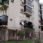 Apartamento ensolarado, bem conservado, com peças amplas no bairro Cristal, próximo a Av. Icaraí.&lt;BR&gt;Com 2 dormitórios, living com sacada integrada, dependência de empregada e lavanderia separad