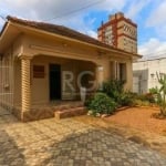 Casa 3 dormitórios no bairro Partenon. Living 2 ambientes, 3 banheiros, 3 vagas descobertas, pátio com piscina. Próxima a PUCRS, Carrefour e Avenida Ipiranga. Estuda dação. Ligue para mais informações