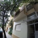 No Centro Histórico, apartamento de 2 dormitórios, sendo uma suíte, living para 2 ambientes, cozinha e área de serviço separada, lavabo com possibilidade de colocação de chuveiro, três lances de escad