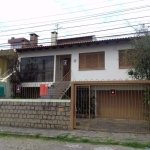 Casa no bairro Partenon, 3 dormitórios, 1 suíte, 2 banheiros sociais, living com 2 ambientes, com lareira, piso em Taboão, cozinha montada, pátio com edícula, churrasqueira, mais dois dormitórios e ba