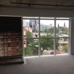 Sala comercial junto ao complexo de Hotel e centro de convenções, no Bairro Petrópolis, o prédio possui estacionamento rotativo, acesso para pessoas com necessidades especiais, catracas com cartão, ci