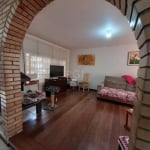 Casa/Sobrado no bairro Auxiliadora em Porto Alegre. 3 dormitórios, amplos, 1 suíte com hidro, estar íntimo, 2 deles com sacada, banheiro social. Térreo com hall de entrada, living com lareira e sala d