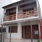 Casa de 3 dormitório no bairro Santana, garagem coberta para 3 carros, sendo uma coberta e fechada, duas abertas mas na frente do imóvel, sendo este bem seguro com cerca elétrica, portão automático. P