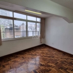 Ótima sala comercial no Centro de Porto Alegre. Conjunto de 2 salas unificadas, com divisórias para 3 salas, com copa e 2 lavabos. Bem iluminada, piso em parquet em ótimo estado. Em prédio com portari