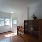 vende apartamento de  02 dormitórios, de frente, living 02 ambientes, sala de estar e jantar, banheiro social, ampla cozinha com área de serviço separados, jardim de inverno, amplo terraço.