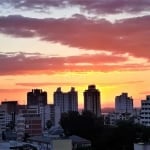 Cobertura de 02 dormitórios no bairro Menino Deus em Porto Alegre. &lt;BR&gt;Parte Inferior com 02 dormitórios amplos, living para 02 ambientes com sacada integrada, cozinha, área de serviço, dependên