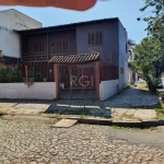 LINDA Casa Sobrado com 3 dormitórios e 1 suite, living 2 ambientes, banheiro social, cozinha, lavanderia. Amplo pátio e ampla garagem lateral com churrasqueira e  garagem coberta para 2 carros e  desc